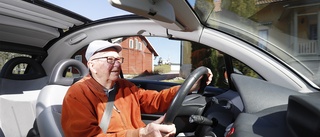 Bilfantasten Börje, 82, tar farväl av sin sommarbil – söker ny kärleksfull ägare till minicaben