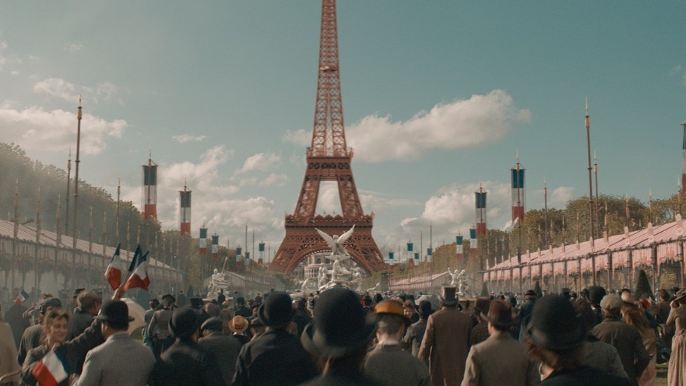 "Eiffel" är en storfilm som försöker locka bredast möjliga publik – och som lyckas. Martin Bourboulons romantiska sekelskiftesdrama är en charmig saga om världens mest berömda monument.