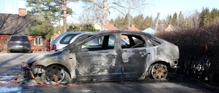 Bil totalförstörd i brand i Hälleforsnäs – polisen söker vittnen