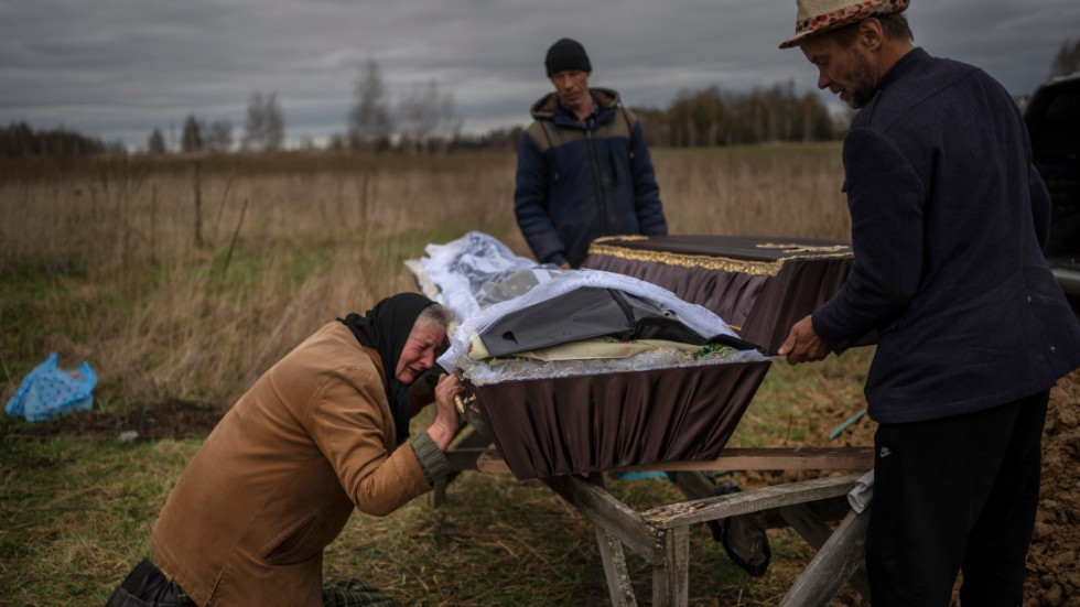 Det är oklart hur många som fallit offer för kriget i Ukraina, exakta dödssiffror är svåra att verifiera. Enligt FN-kontoret för mänskliga rättigheter, OHCHR, har fram till 5 maj minst 3|000 civila dödats. Ukrainska myndigheter rapporterar samtidigt att över 20|000 ryska soldater dödats. Bild från utkanten av Kiev den 16 april där en mor sörjer sin dödade son.