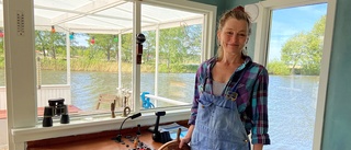 Charlotta Eriksson har sin sommarstuga på Mälaren – nu säljer hon drömmen: "Husbåten har symboliserat frihet"