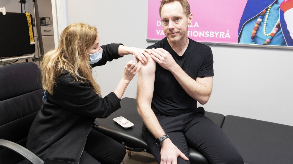Hos Vaccin i Norr kan privatpersoner och företag enkelt boka tid för vaccination eller komma på drop in. Här ser ni Jonas Lundberg, Vice VD bli vaccinerad av sjuksköterskan Annika Ögren.