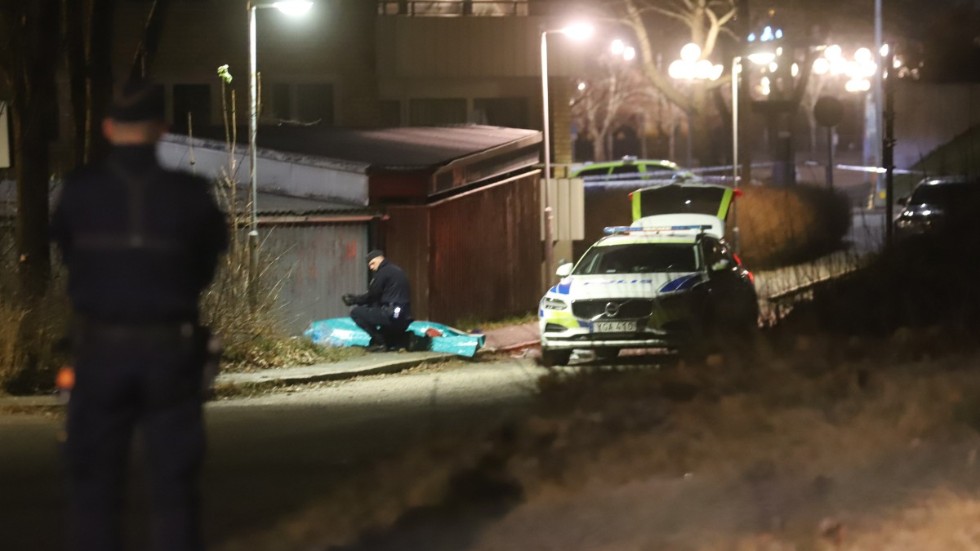 Polisen på platsen där en 45-årig man sköts ihjäl i Huddinge kvällen den 28 november. Arkivbild.