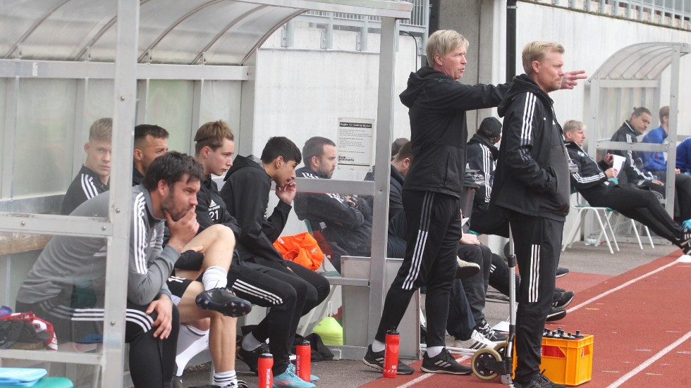 Maifs bänk är fokuserad. Den ene tränaren Göran Ekh pekar ut vägen tillsammans med den andre tränaren Martin Axén.