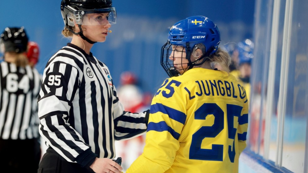 Anna Hammar, till vänster, blev historisk när hon dömde i hockeyallsvenskan på onsdagskvällen. Arkivbild.
