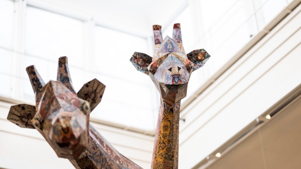 Vårsalongen på Liljevalchs fyller 100 år vilket firas med en jubileumsutställning som öppnar den 20 maj. Bland de 250 verk som möter besökarna finns bland andra två av Thomas Karlssons välkända giraffer. Han medverkade 2014, 2015 och 2020.