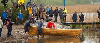 Eleverna sjösatte traditionsenligt sina nybyggda båtar i Stensund – firar att byggtekniken blivit världskulturarv: "Byggt frenetiskt"