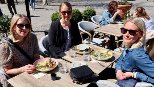 Strålande nyheter – här är uteserveringarna i Västervik med bäst solchans • "Gillar solen nu, men bra med skugga i sommar"