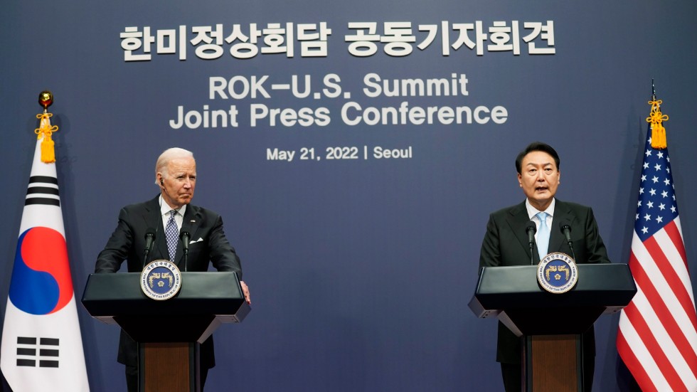 USA:s president Joe Biden lyssnar på Sydkoreas nye president Yoon Suk-Yeoul vid en presskonferens under lördagen.