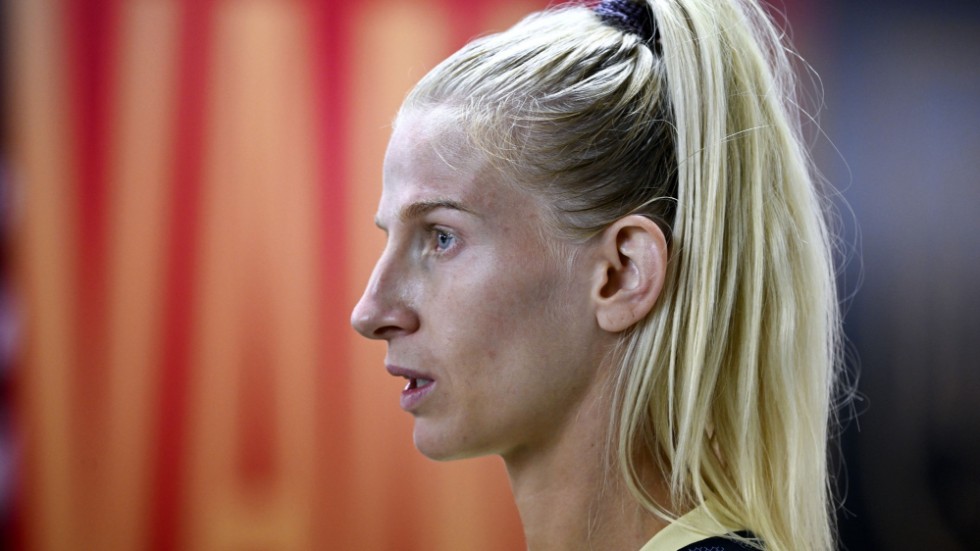 Sofia Jakobsson under torsdagens pressträff med det svenska landslaget inför fredagens landskamp mot Spanien i Córdoba.