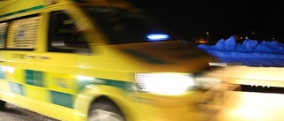 En till sjukhus med ambulans efter singelolycka i natt