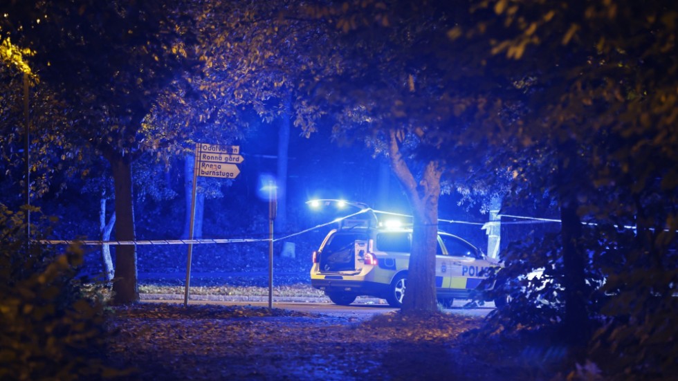 Polis på plats efter att en man i 40-årsåldern skjutits ihjäl i stadsdelen Ronna i Södertälje den 1 oktober.