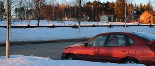 Kraschade parkerad bil – smet från platsen