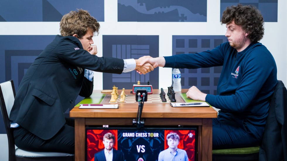 Världsmästaren Magnus Carlsen, vänster, skakar hand med Hans Niemann inför duons match på Sinquefield Cup i början av september.