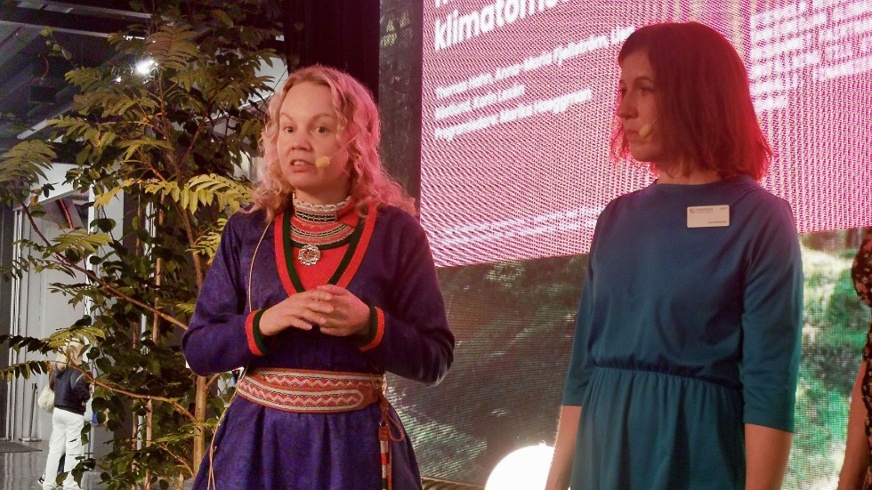 De höll ett engagerat tal på Klimatscenen om biologisk mångfald under Bokmässan: Anna-Maria Fjellström, Luokta-Mávas sameby i Norrbottens län, som arbetar med naturresurspolitik kopplad till samisk markanvändning. I samtalet deltog även Lisa Röstlund, författare till boken ”Skogslandet, en granskning”. 
