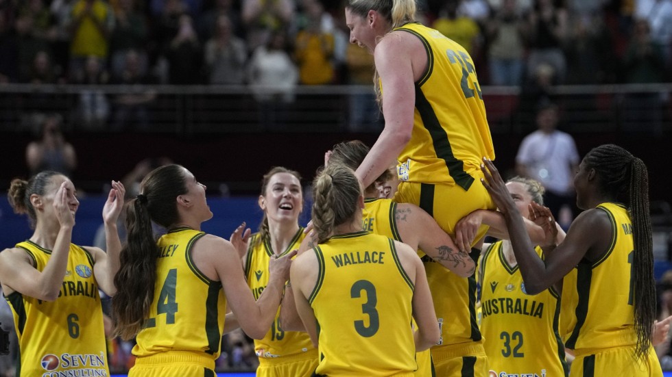 Lauren Jackson hissas upp av sina lagkamrater. Bronsmatchen, som hennes Australien vann mot Kanada, var hennes sista i landslagströjan.