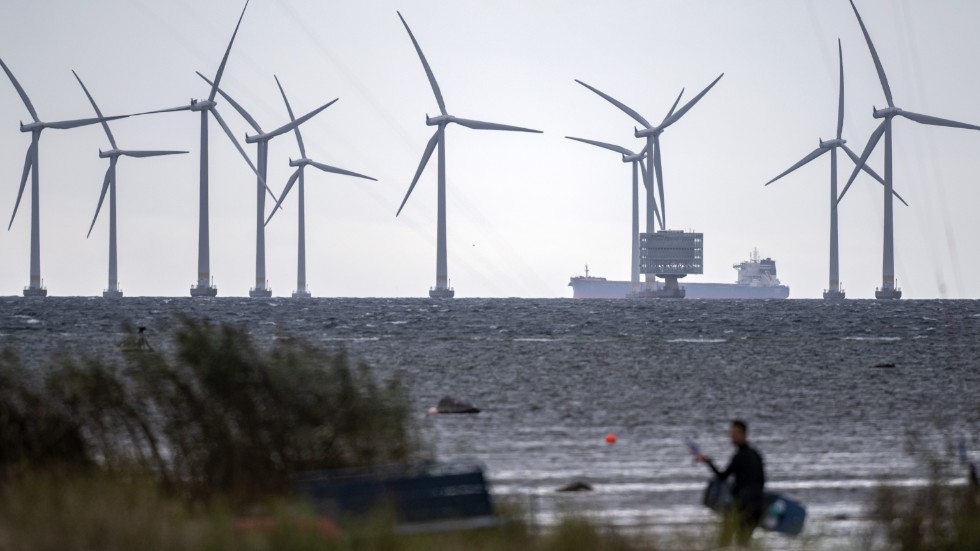 Bara misstanken om att mikroplaster frigörs från vindkraftsverkens turbinblad borde räcka för att slopa vindkraft på land och till havs, menar insändarskribenten.