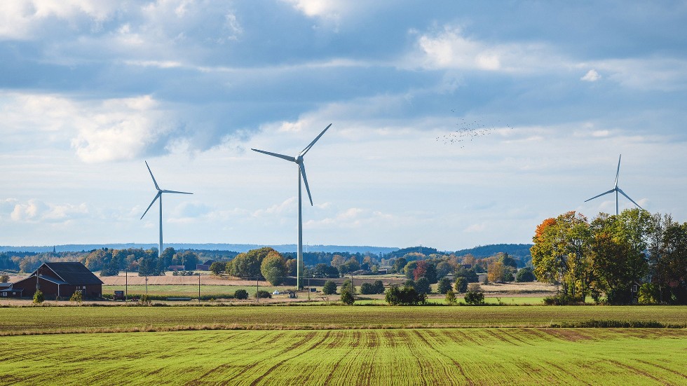 "Det snabbaste sättet till miljövänlig, snabbt tillgänglig och prisvänlig el är att låta dom som vill investera i vindkraft göra det", skriver insändarskribenten. Arkivbild.