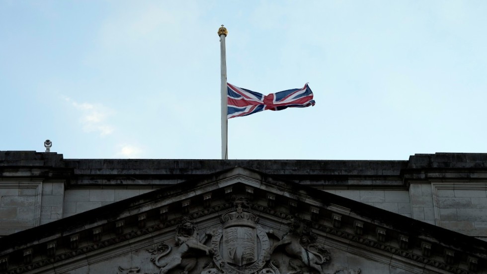 Den brittiska flaggan på halv stång vid Buckingham Palace.