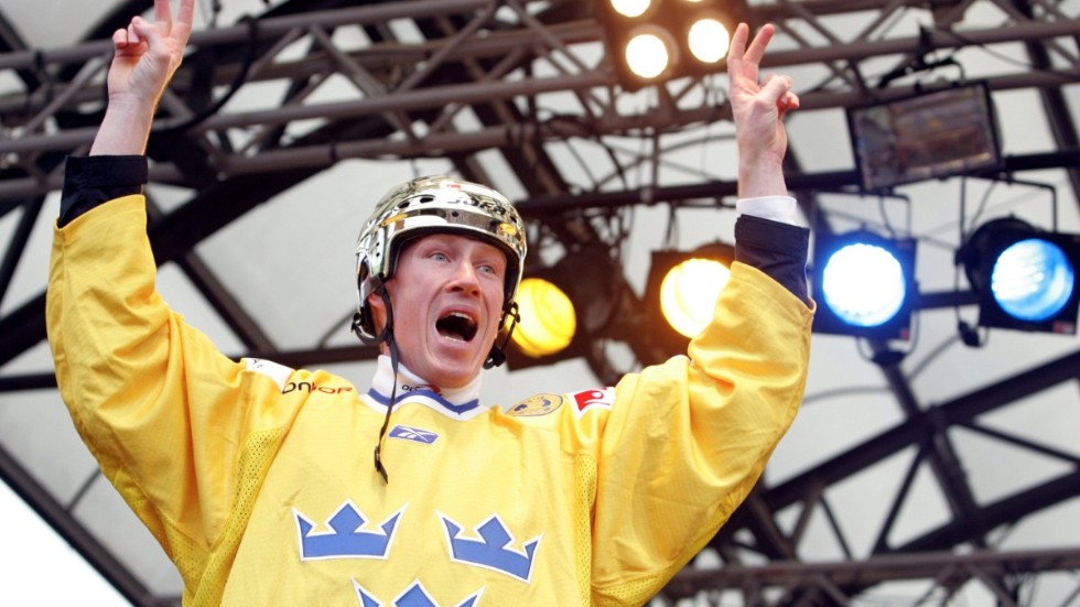 Säsongen 2005–2006 vann Jörgen Jönsson både OS-guld, SM-guld och VM-guld. Här hyllas han i Kungsträdgården i Stockholm tillsammans med resten av Tre Kronor.