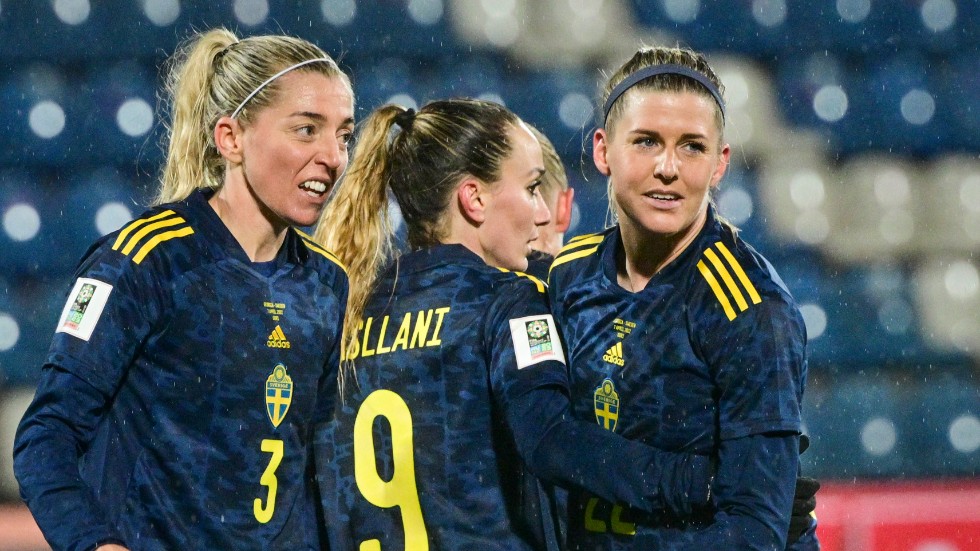 Kosovare Asllani, i mitten, firar Olivia Schouhgs, till höger, 15–0-mål i matchen mot Georgien.