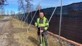 Tennisbanor i Strängnäs på väg att lysas upp – grävjobb trots kyla: "Behöver använda en skopa"