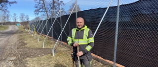 Visholmens tennisbanor på väg att lysas upp – grävjobb trots kyla: "Behöver använda en skopa"