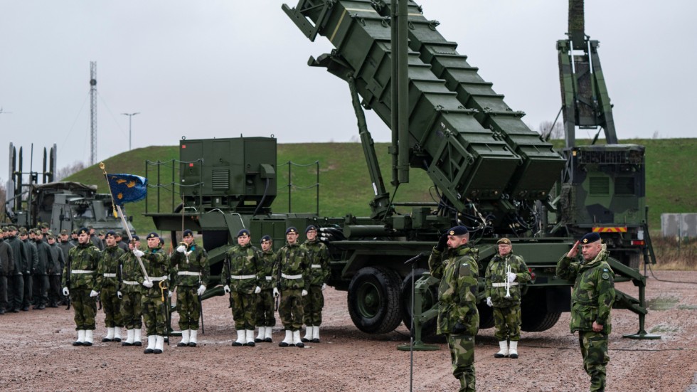 Viktigt skydd mot Putins robotar och ryskt attackflyg, det nyinköpta luftvärnssystem 103 "Patriot" överlämnas till Sverige. Det inköpet var SD emot.