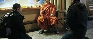 Buddhistmunk talar för Burmas folk