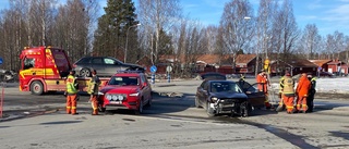 Bilar krockade på Järnvägsleden – person fördes till sjukhus med ambulans