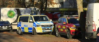 Bil brinner i garage i Valsätra