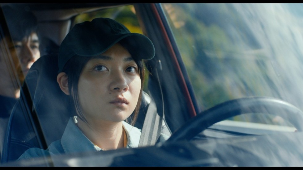 Misaki (Tôko Miura) får i "Drive my car" i uppdrag att köra den sörjande regissören Yusuke (Hidetoshi Nishijima) till och från teatern där han jobbar. I dagarna vann filmen en Oscar i kategorin bästa utländska film.