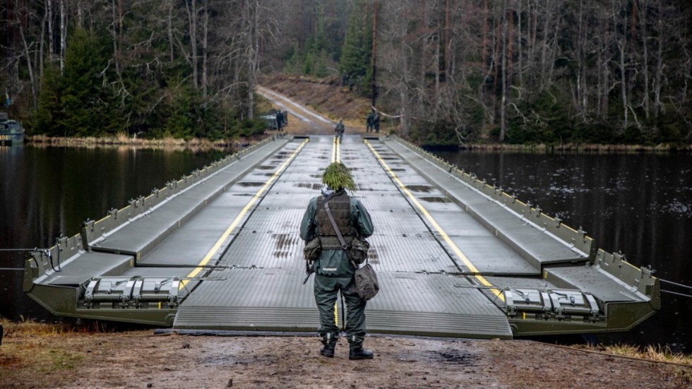 Militärer korsar ån Lagan under en övning i Vaggeryd i maj förra året. Arkivbild.