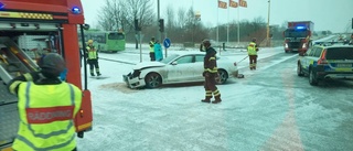 Bil krockade med buss i Uppsala