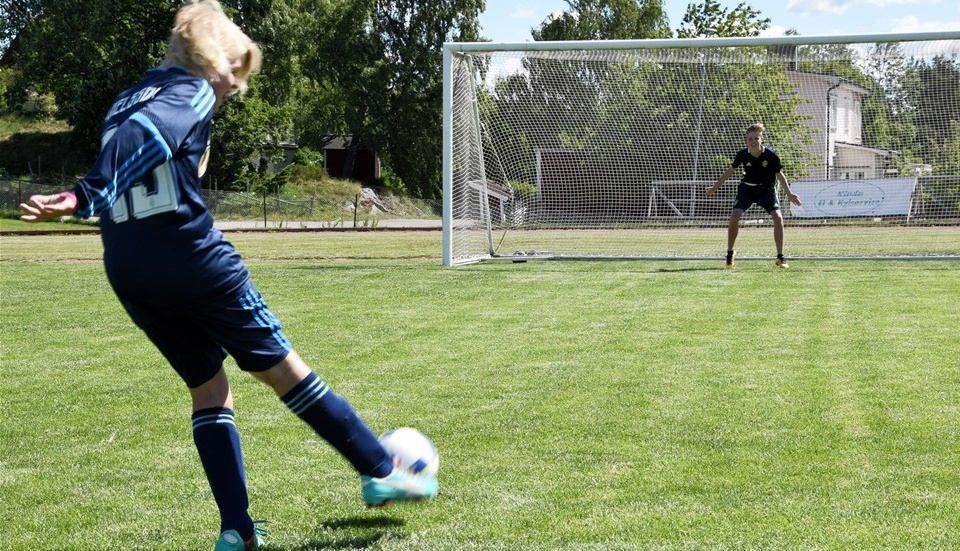 Noa Axelsson slår en klockren straffspark rakt in i mål.