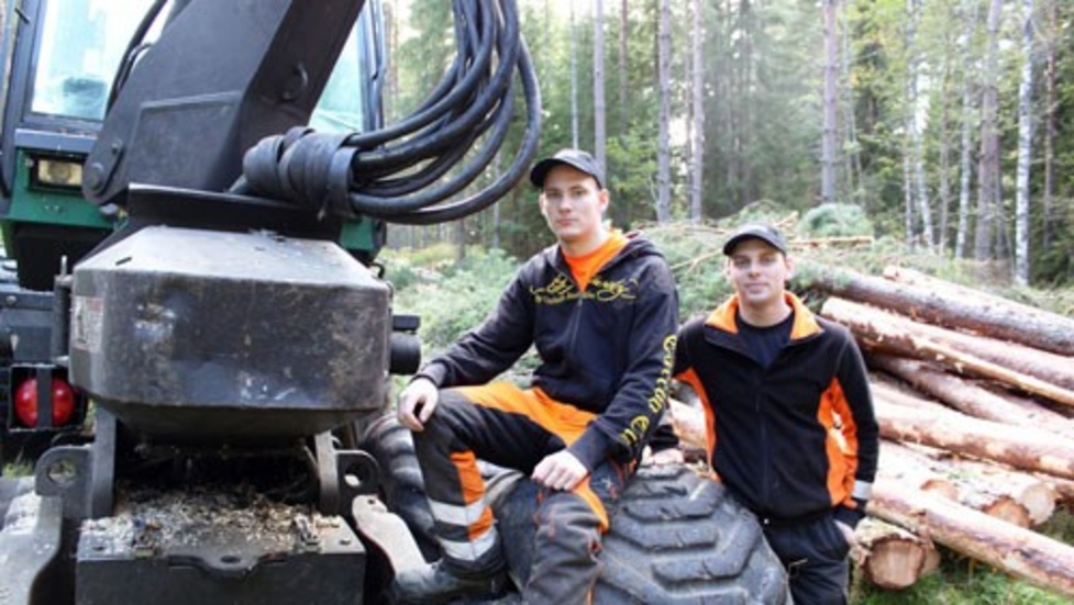 Bröderna Albin och Gustav Karlsson driver tillsammans Hallersrums Skogstjänst och ingen av dem har varit arbetslös en dag sedan de startade.