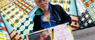 Hemlöse Kaj, 76, tillverkar egna pins – skänker pengarna till barnen i Ukraina