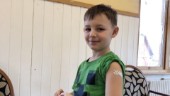 Dominique, 6, var först ut av alla barn att vaccineras gratis mot tbe: "Lite läskigt"