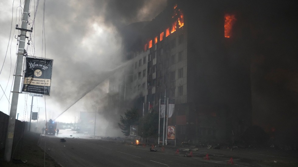Ytterligare ett ukrainskt bostadshus brinner till följd av den ryska terrorkrigföringen.