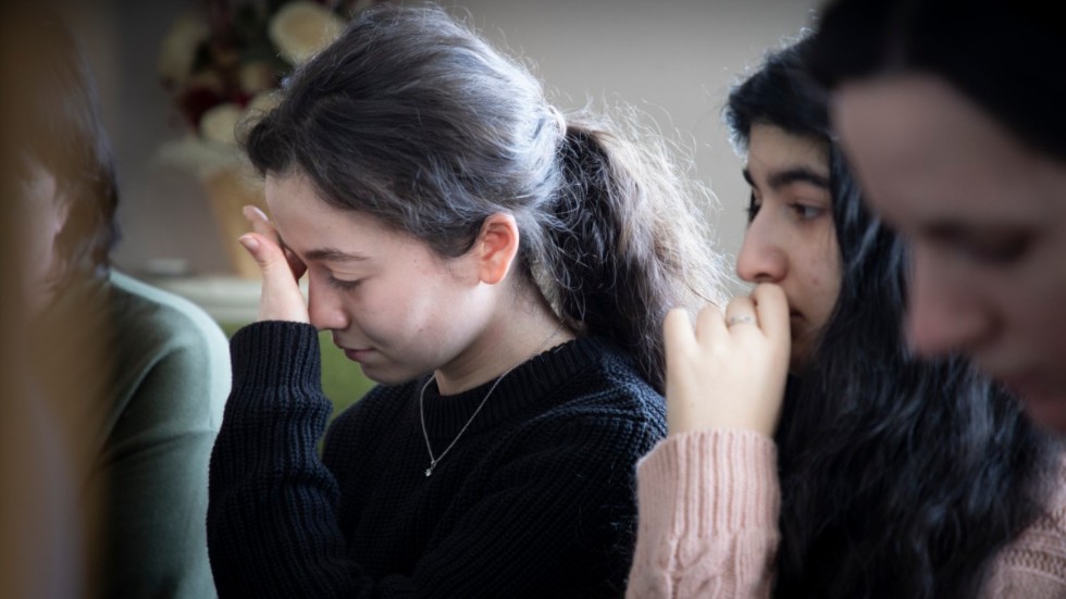 Luiza och Emilia är kusiner och på flykt från Ukraina. Tankarna på kriget, och på alla som fortfarande är kvar i hemlandet, får tårarna att rinna.