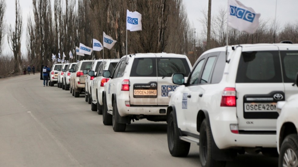 En kolonn från OSSE på väg att lämna Donetsk den 1 mars.