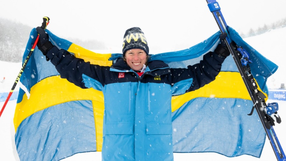 Här ser vi Sandra Näslund fira sitt OS-guld tidigare i år. I de sammanhangen är Sverige och svenskan viktiga. Men hur är det annars? Språkförsvaret vill ha svar från alla partier i riksdagsvalet.