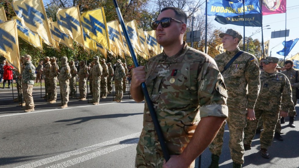 Uniformerade anhängare till den politiska Azovrörelsen under en demonstration i oktober 2020.