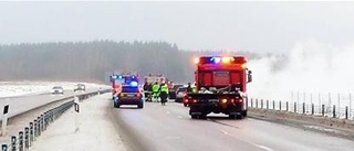 Bil totalförstörd i brand på E4