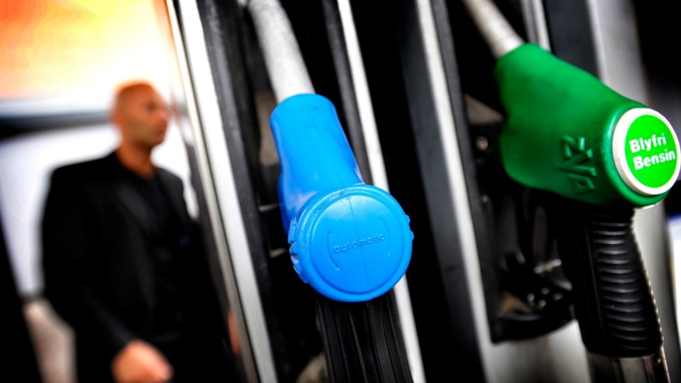 En majoritet i riksdagen vill sänka skatten på bensin och diesel. Arkivbild.