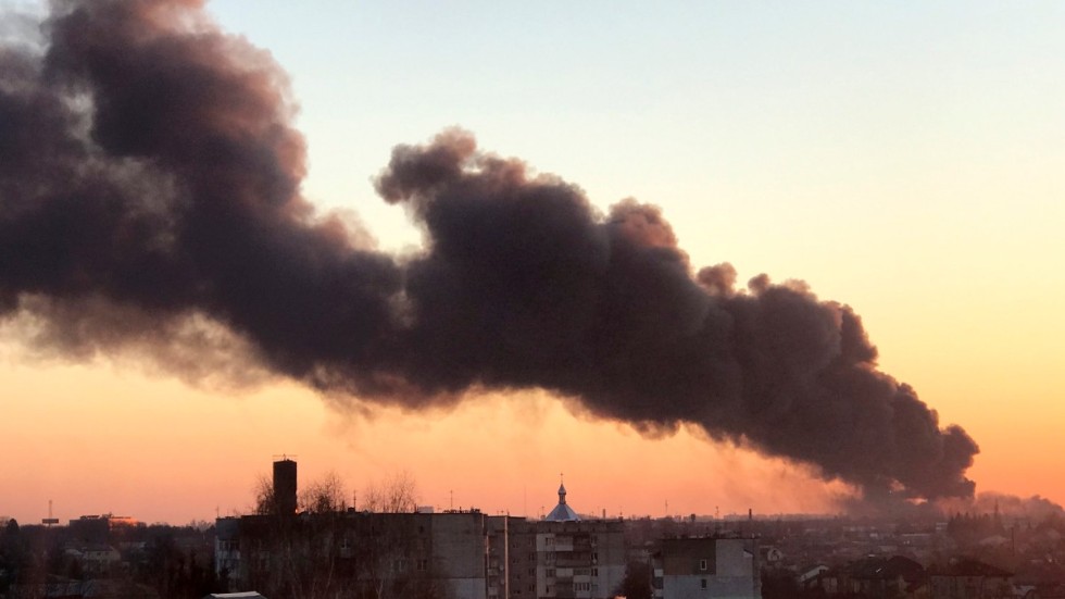 Rökpelare över Lviv på fredagsmorgonen 18 mars. Ryska kryssningsrobotar har skjutits mot en anläggning nära Lvivs flygplats. 