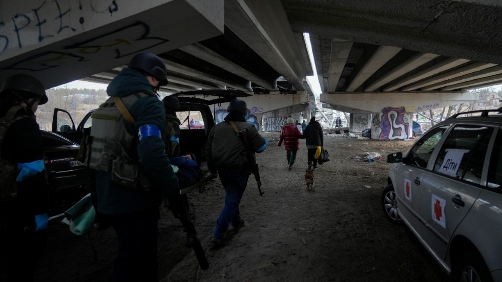 Journalisten ska ha dödats i Irpin nordväst om Kiev. Bilden är tagen vid ett tidigare tillfälle då ukrainsk militär evakuerar civila ur Irpin. Arkivbild