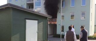 Rökfyllt i bostadshus efter brand