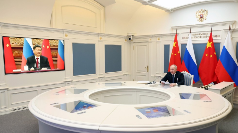 Vladimir Putin är känd för sina stora mötesbord. Här håller han videotoppmöte med Xi Jinping i december förra året. Nu ska Putin få sällskap på plats när Xi reser till Moskva.