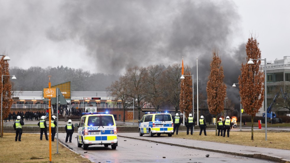 
Stenkastning mot polisen i samband med bråk i Navestad  i Norrköping på skärtorsdagen 2022. Navestad är den enda stadsdel i Norrköping som finns kvar på polisens lista över utsatta områden. Norrköpings läge påminner således om Västerås. 